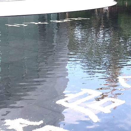 請為學(xué)校設(shè)計一個安全標識